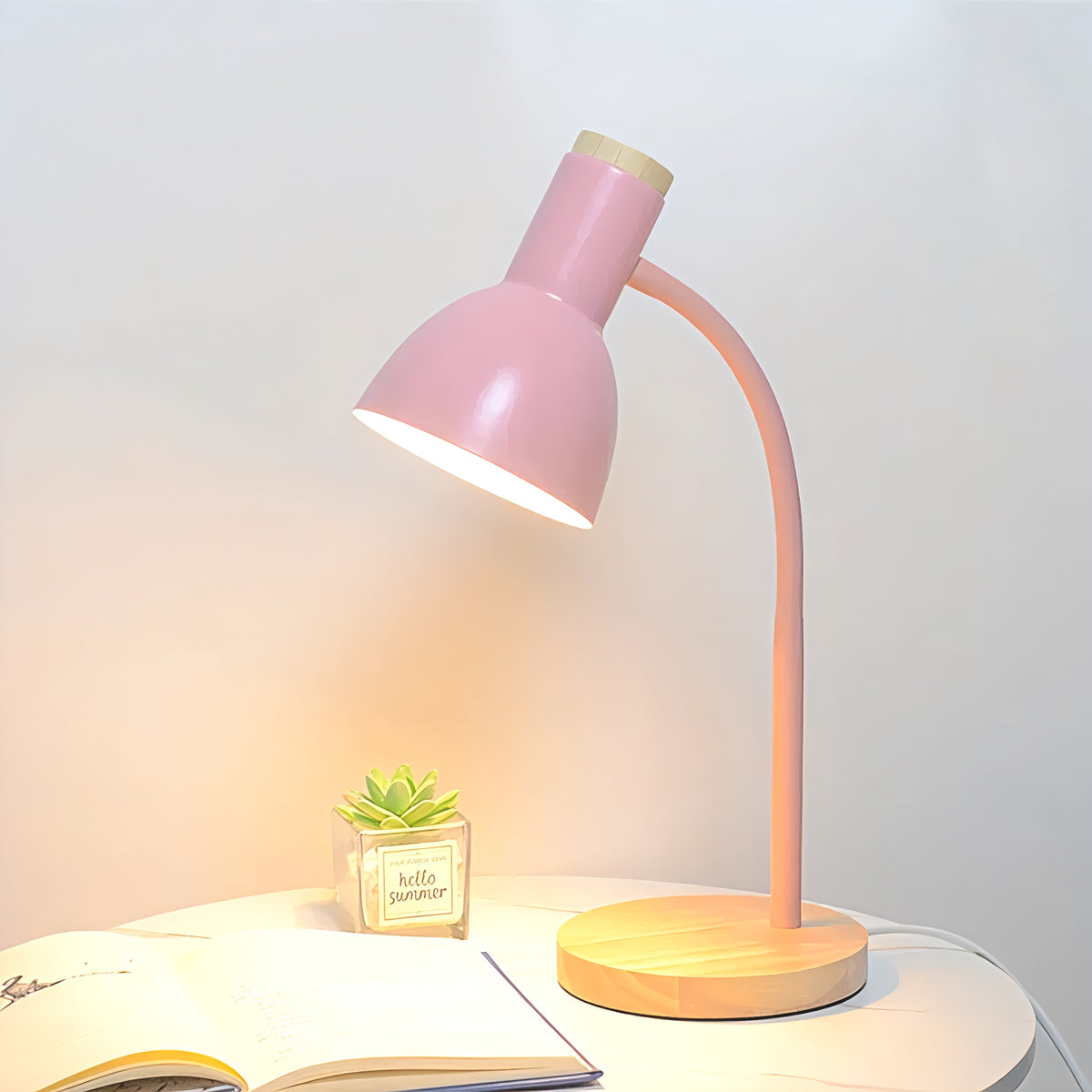 Lampe de Chevet Abat Jour Rose et Pied en Bois
